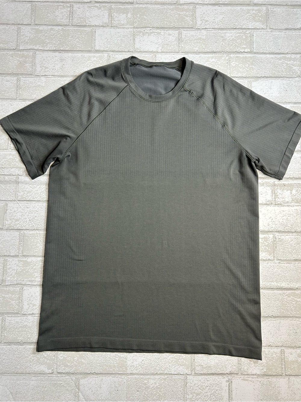Lululemon Men's Crew Neck Performance T-Shirt — Dark Gray size Large